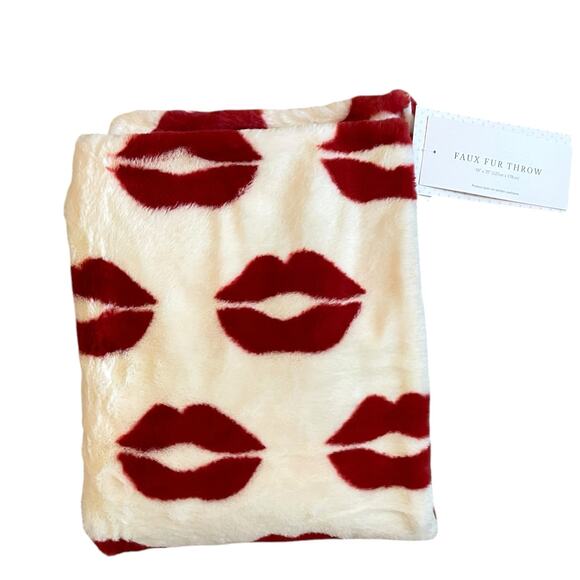 NEW Cupcakes & Cashmere LIPS Faux Fur Throw Blanket 50x70 Red & White Valentine - Picture 4 of 16